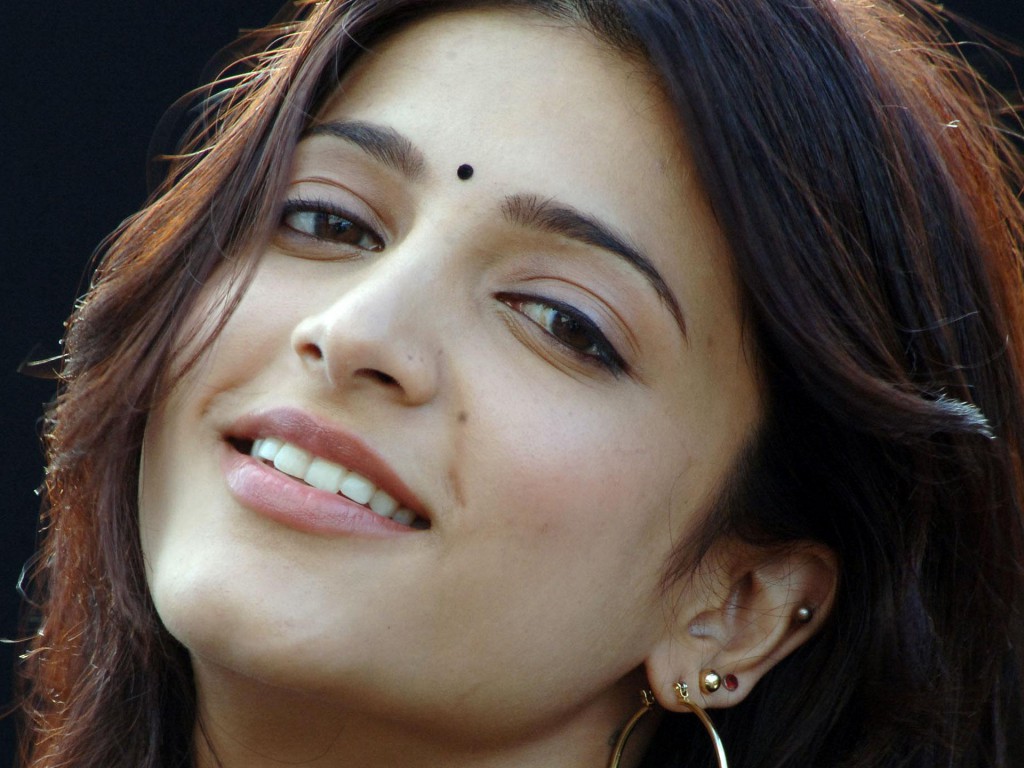 Shruti Haasan smiling photo from a movie